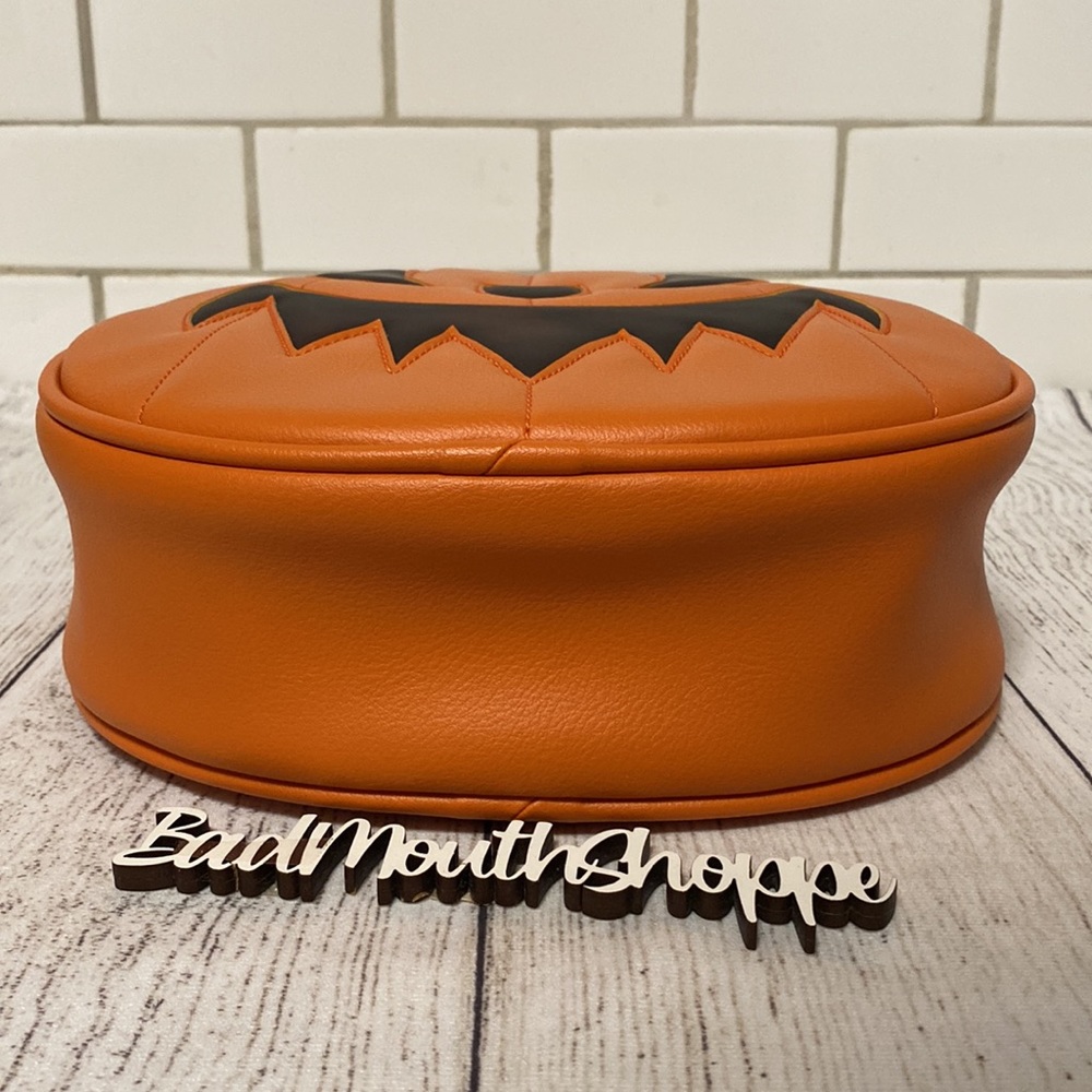 *Love Pain and Stitches Color Changing Bat Mouth Oval Crossbody Halloween Purse - Picture 4 of 8